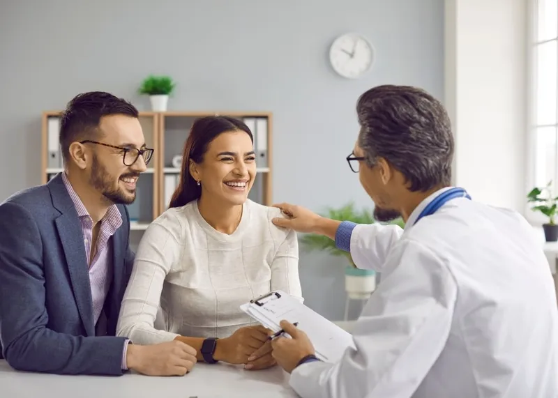 Doctor explaining IVF follow-up care to a patient at an Istanbul fertility clinic before she travels home