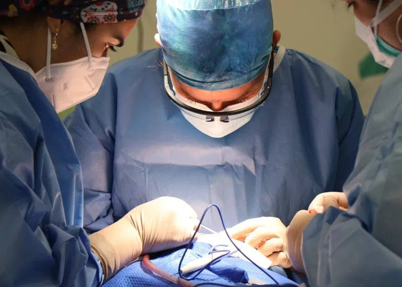 Surgeons at Medialkent Clinic in Istanbul preparing for a plastic surgery procedure